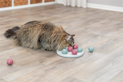 Trixie Cat Activity Solitaire: bord met 7 balvormen waar een kat snoepjes kan vinden door de vormen te verplaatsen