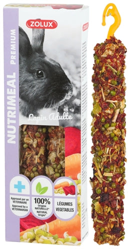 Zolux Nutrimeal Stick Konijn Groenten, 2 stuks, met diverse groenten op een houten stokje.