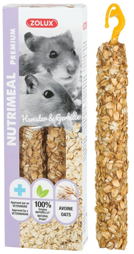 Zolux Nutrimeal Stick Hamster Haver, 2 stuks, met natuurlijke ingrediënten zoals haver, tarwe en granen. Hamstersnack aan een houten stokje, met ophangclip.